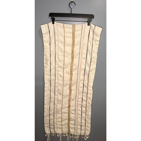 EUC Hearth and Hand with Magnolia Table Runner - Picture 3 of 4